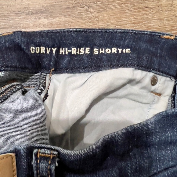 American Eagle Hi-Rise Next Level Stretch Distressed Shorties size 2 Dark Wash - Picture 4 of 5